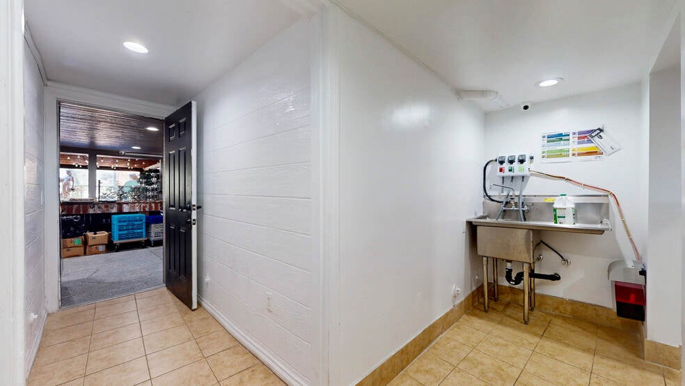 More Photos Of 6500 Foothill Blvd, Tujunga Restaurant For Sale