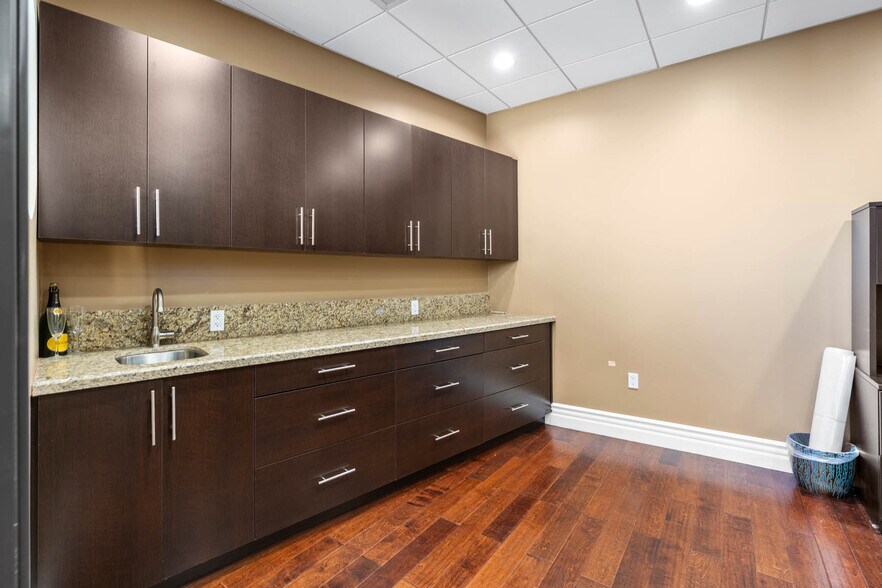 More Photos Of 13833-13841 Ventura Blvd, Sherman Oaks Storefront Retail Office For Sale