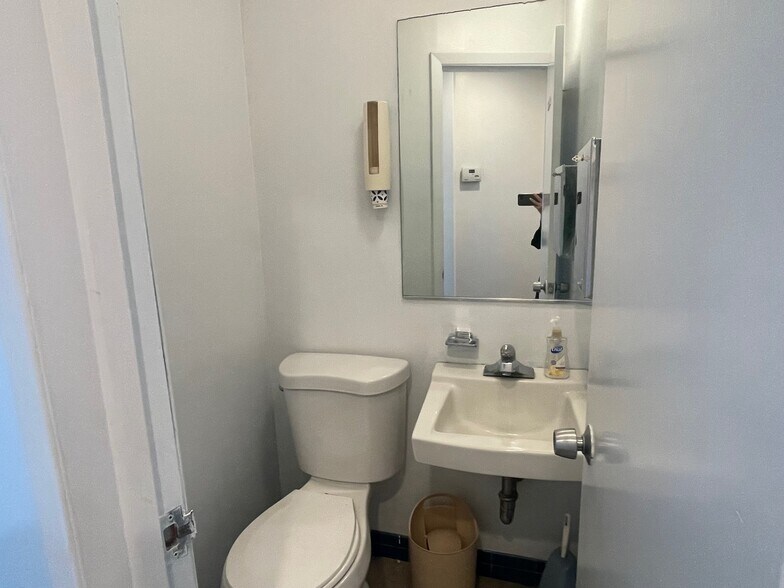 More Photos Of 17 Maple Dr, Great Neck Storefront Retail Office For Lease