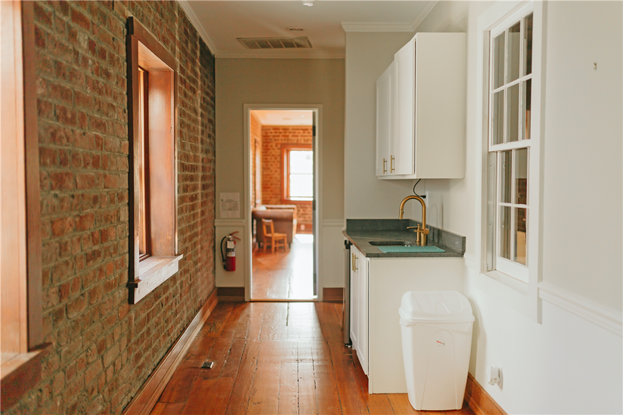 More Photos Of 182-184 E Bay St, Charleston Storefront Retail Office For Lease