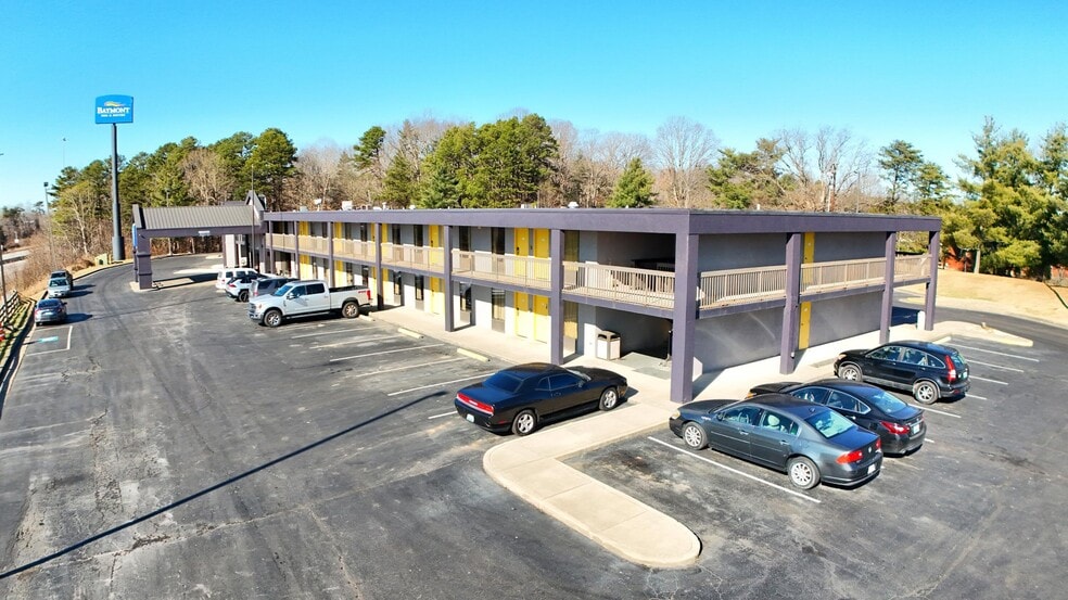 More Photos Of 2075 Highway 192 W, London Hotel For Sale