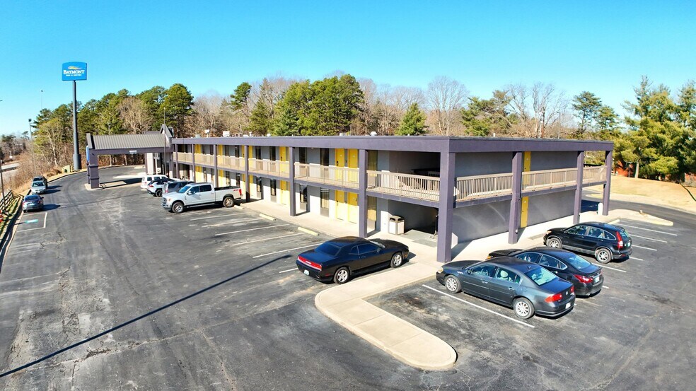 More Photos Of 2075 Highway 192 W, London Hotel For Sale