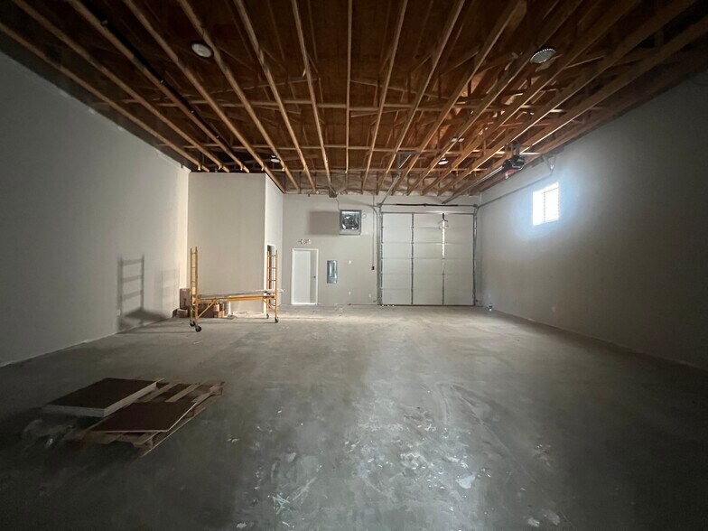 More Photos Of 3430 Acadia St, Fayetteville Showroom For Lease