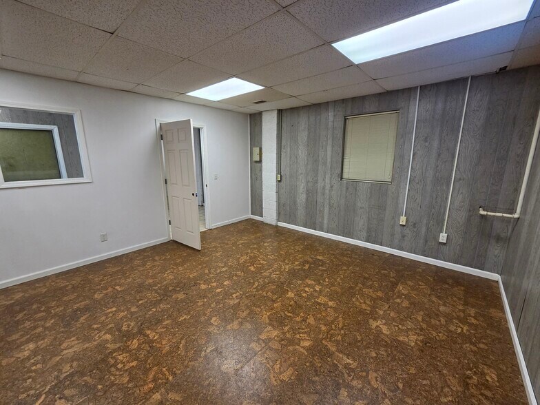 More Photos Of 536 Oak St, Ferrysburg Industrial For Sale