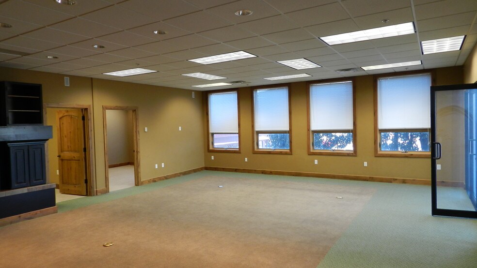 More Photos Of 1404 Hawk Pky, Montrose Medical For Lease