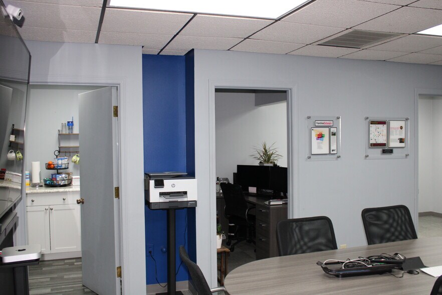 More Photos Of 1070 Windsor Rd, Terre Haute Office For Lease