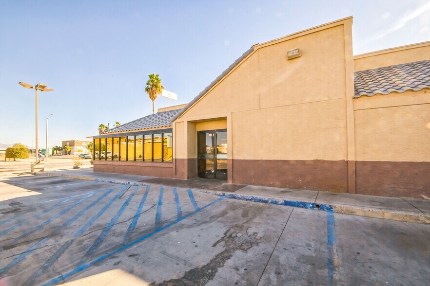 More Photos Of 379 S Lovekin Blvd, Blythe Fast Food For Lease