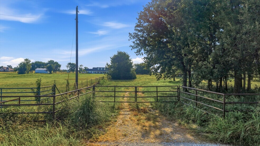 More Photos Of 1614 W Line Rd, Whitesboro Land For Sale