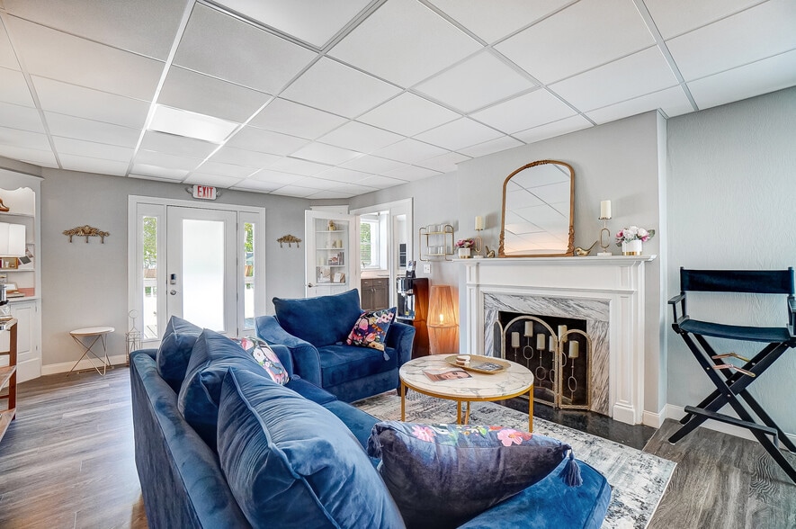 More Photos Of 235 W Franklin St, Centerville Storefront Retail Office For Lease