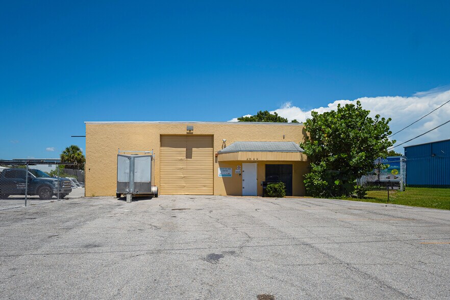 Primary Photo Of 4400 Middle Ave, Sarasota Warehouse For Sale