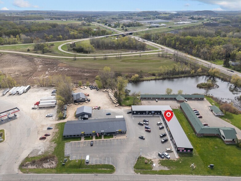 More Photos Of 1186 N Shawano St, New London General Retail For Lease