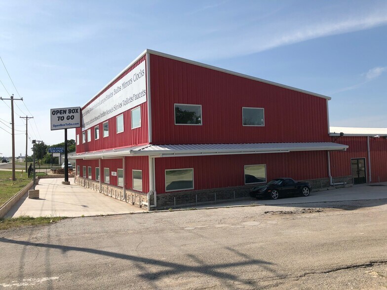 More Photos Of 3879 Fort Worth Hwy, Weatherford Showroom For Sale