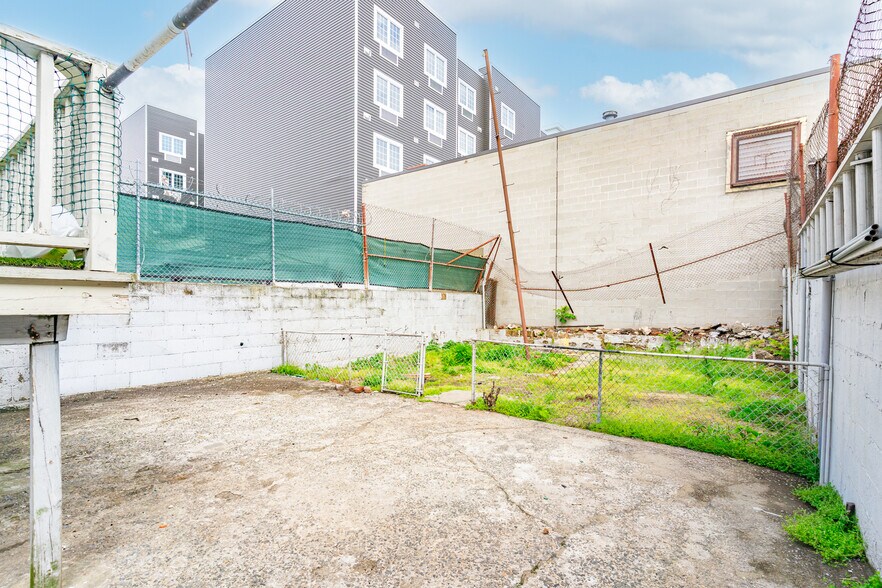 More Photos Of 204 Parkhurst St, Newark Apartments For Sale