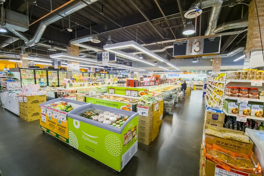 More Photos Of 450 S Western Ave, Los Angeles Freestanding For Lease