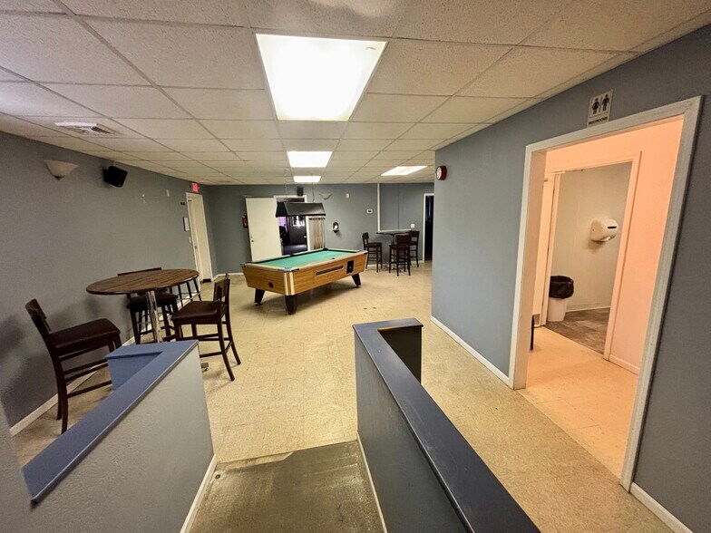 More Photos Of 106 E 4th St, Washington Restaurant For Sale