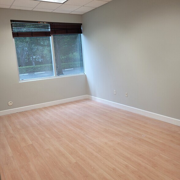 More Photos Of 7751 Kingspointe Pky, Orlando Light Distribution For Lease