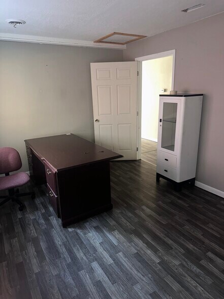 More Photos Of 686 S Highway 25 W, Williamsburg Office For Lease