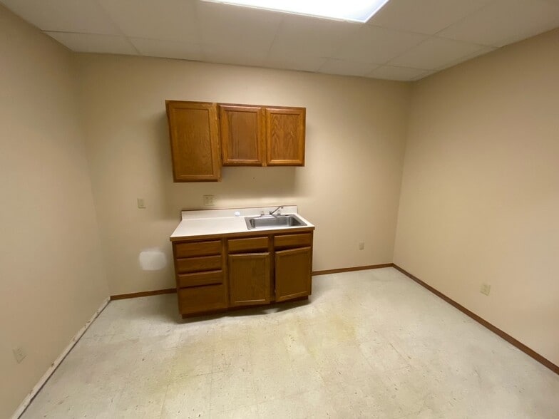 More Photos Of 1918-1928 S Washburn St, Oshkosh Office For Lease