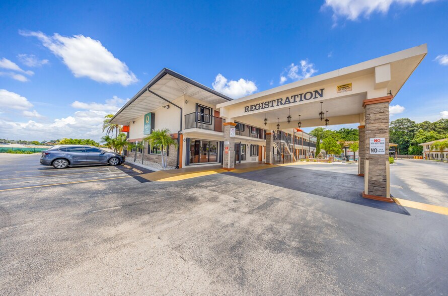 More Photos Of 333 SE 1st Ave, Florida City Hotel For Sale