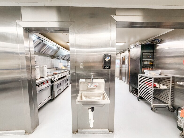 More Photos Of 170 South St, Brooklyn Restaurant For Sale