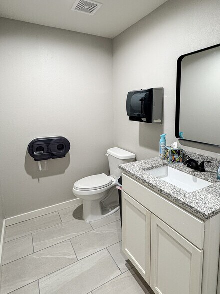 More Photos Of 119 E 2nd St, Hallettsville Office For Lease