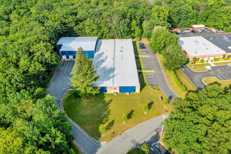 More Photos Of 5 Mars Ct, Montville Warehouse For Lease