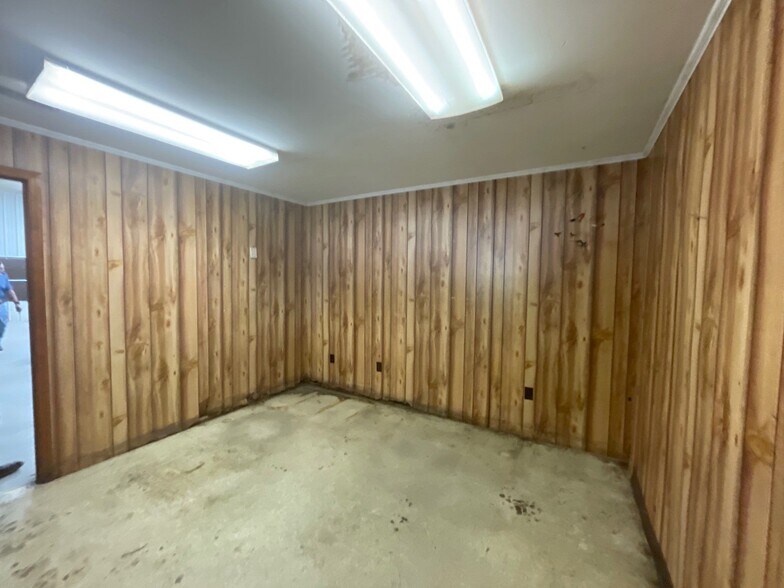 More Photos Of 2348 Mariposa Rd, Stanley Industrial For Lease