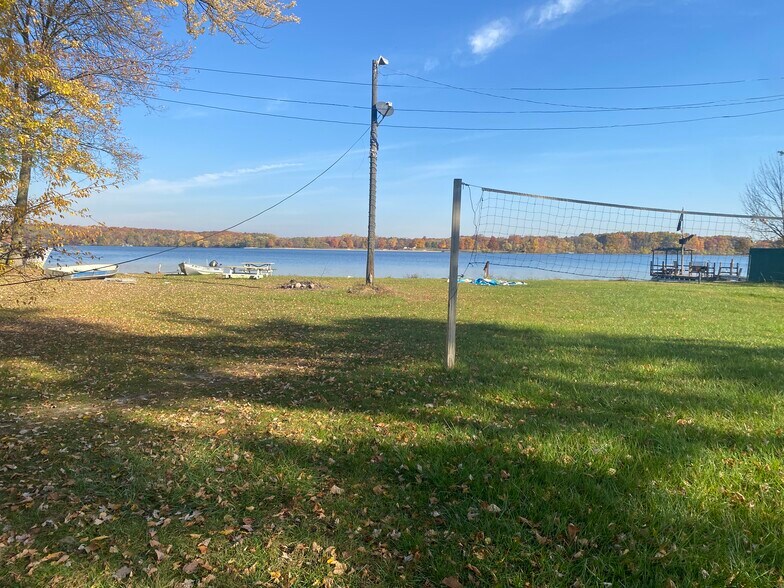 More Photos Of 8230 Highland Rd, White Lake Hotel For Sale