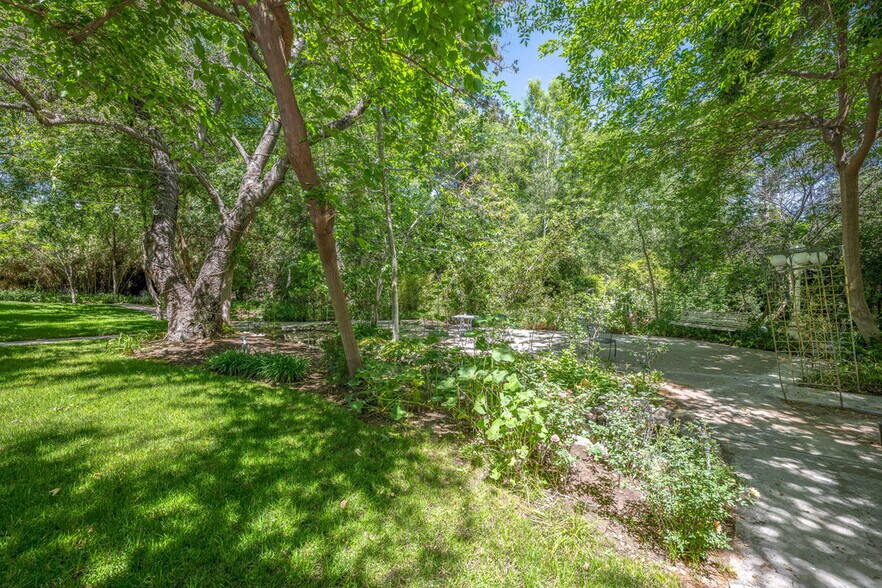 More Photos Of 12625 Sierra Hwy, Santa Clarita Restaurant For Sale