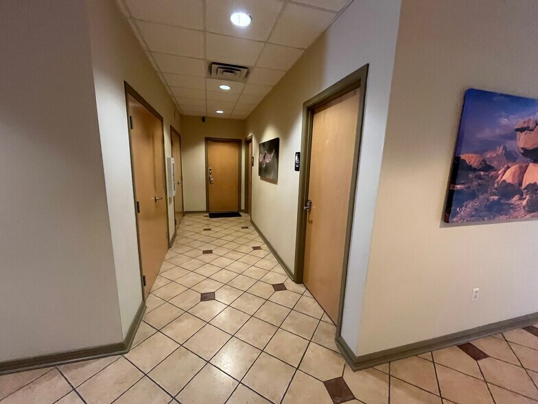 More Photos Of 309 W Main St, Round Rock Office For Sale