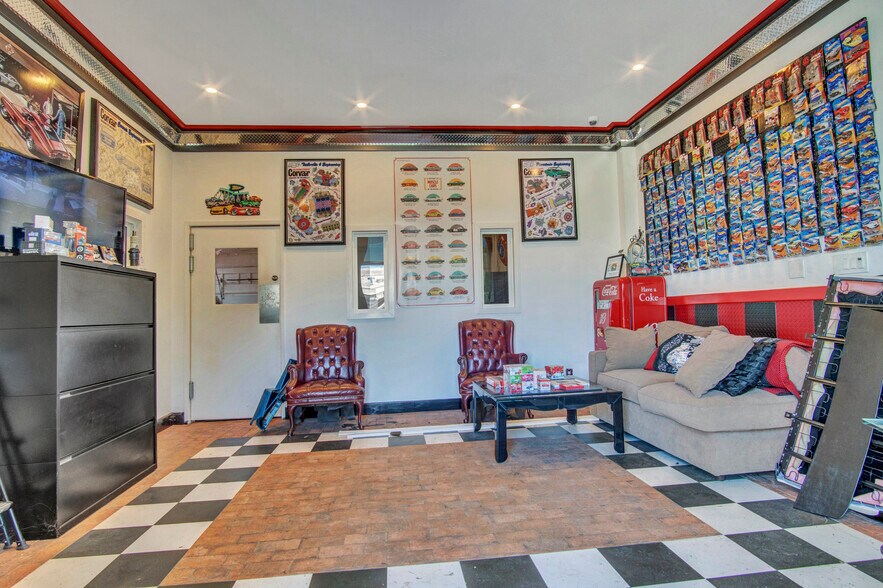 More Photos Of 18422-18428 Gault St, Reseda Warehouse For Lease