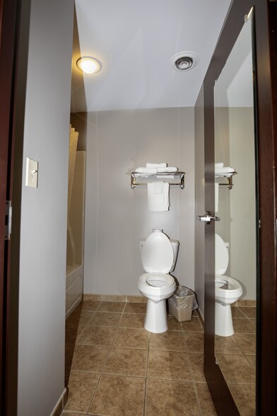 More Photos Of 1520 S Washington St, Du Quoin Hotel For Sale