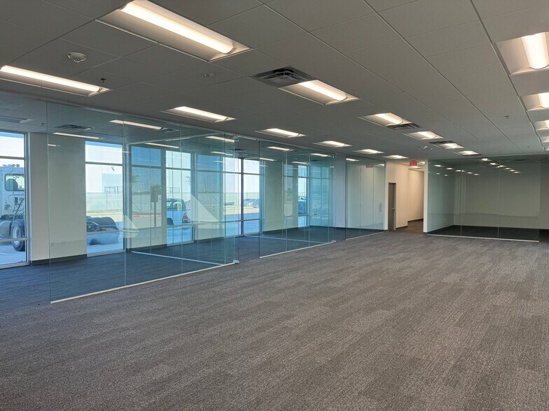 More Photos Of 6101 Grand Pky S, Baytown Distribution For Lease