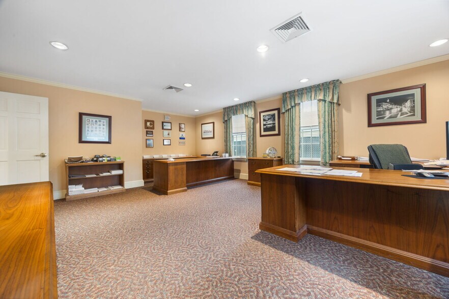 More Photos Of 828 Lynn Fells Pky, Melrose Office For Lease