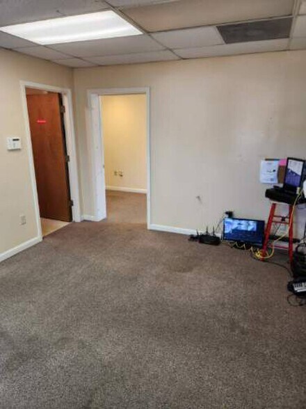 More Photos Of 502 Twin Bridges Rd, Alexandria Self Storage For Lease