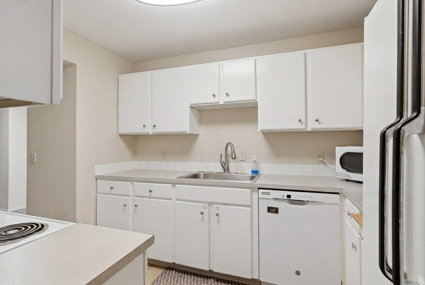 More Photos Of 2820 15th W, Seattle Apartments For Sale