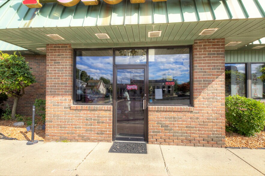 More Photos Of 1744 Biddle Ave, Wyandotte General Retail For Sale