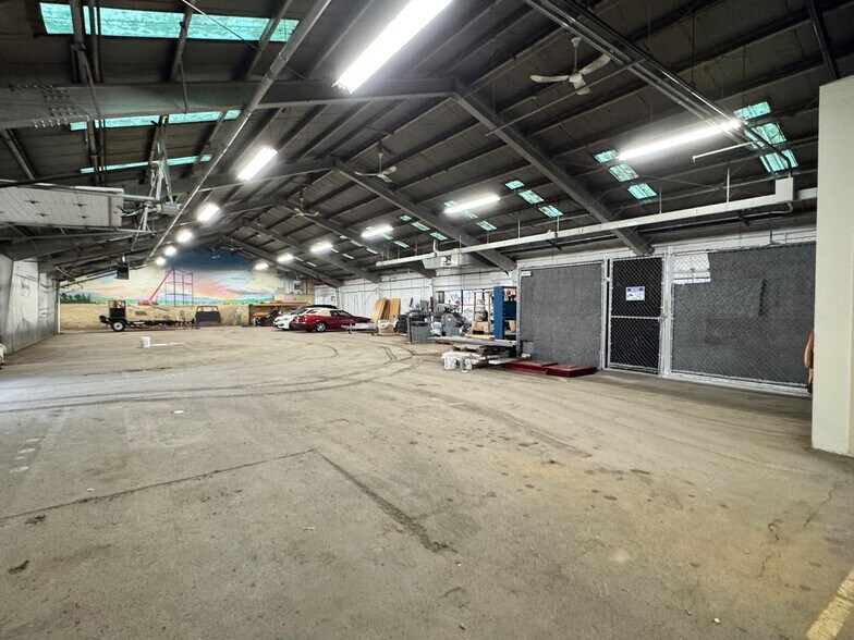 More Photos Of 304 W Second St, East Syracuse Warehouse For Lease