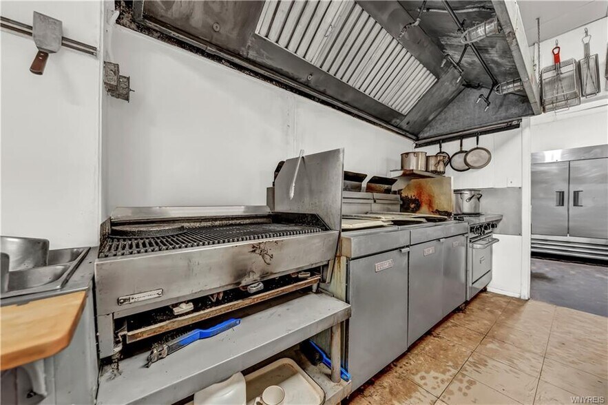 More Photos Of 3019 Pine Ave, Niagara Falls Restaurant For Sale