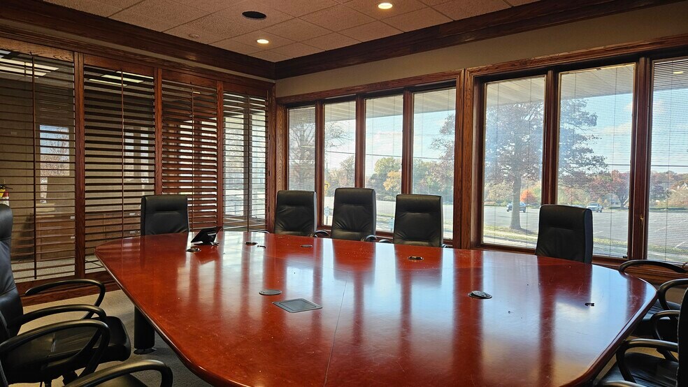 More Photos Of 1900-1940 Craigshire Dr, Saint Louis Flex For Sale