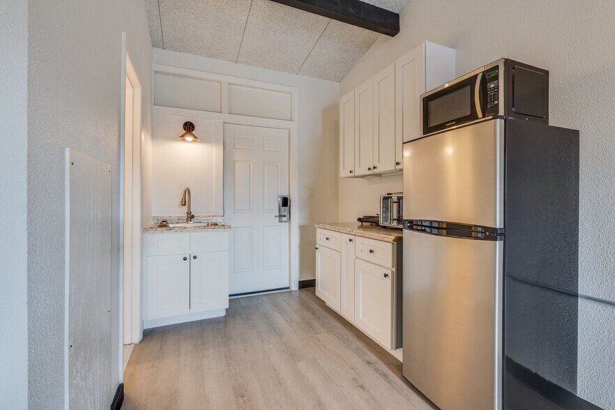 More Photos Of 15589 Lee Hwy, Bristol Apartments For Sale