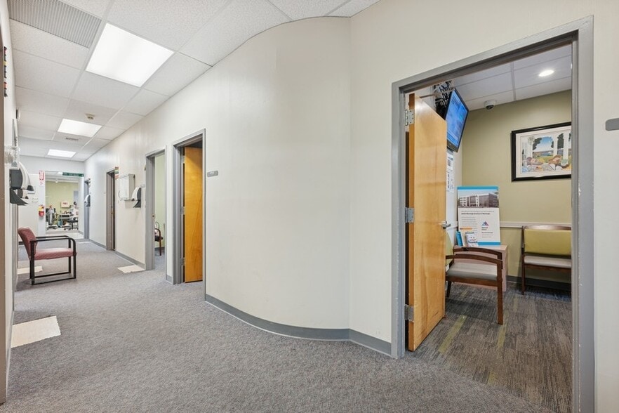 More Photos Of 2201-2211 Merrick Rd, Merrick Office Residential For Lease