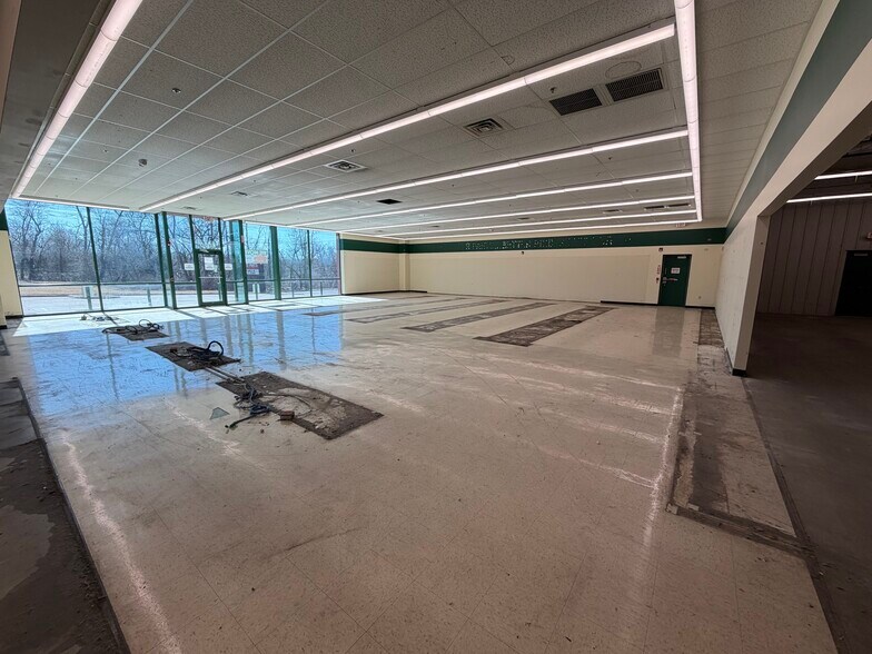 More Photos Of 2020 E Locust St, Davenport Freestanding For Sale