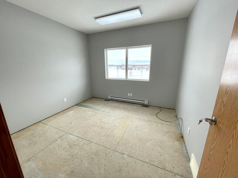 More Photos Of 20 Veenstra Dr, Red Deer County Warehouse For Lease