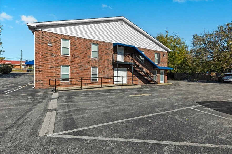 More Photos Of 617 Mulberry St, Elizabethtown Office For Sale