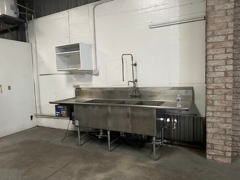 More Photos Of 13626 Ann Louise Rd, Houston Warehouse For Sale