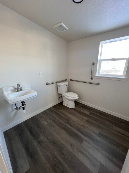 More Photos Of 2322/2326 North Lincoln Ave, Loveland Industrial For Sale