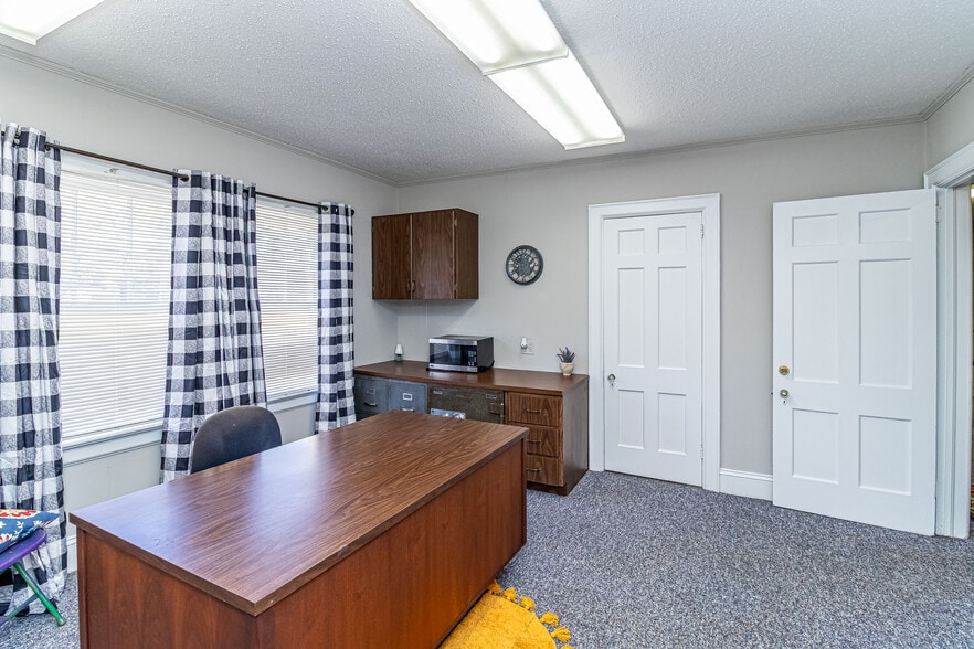 More Photos Of 1505 E Ash St, Goldsboro Office For Sale
