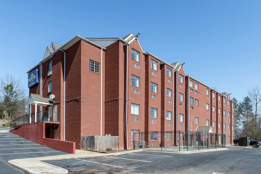 More Photos Of 195 Country Club Dr, Stockbridge Hotel For Sale