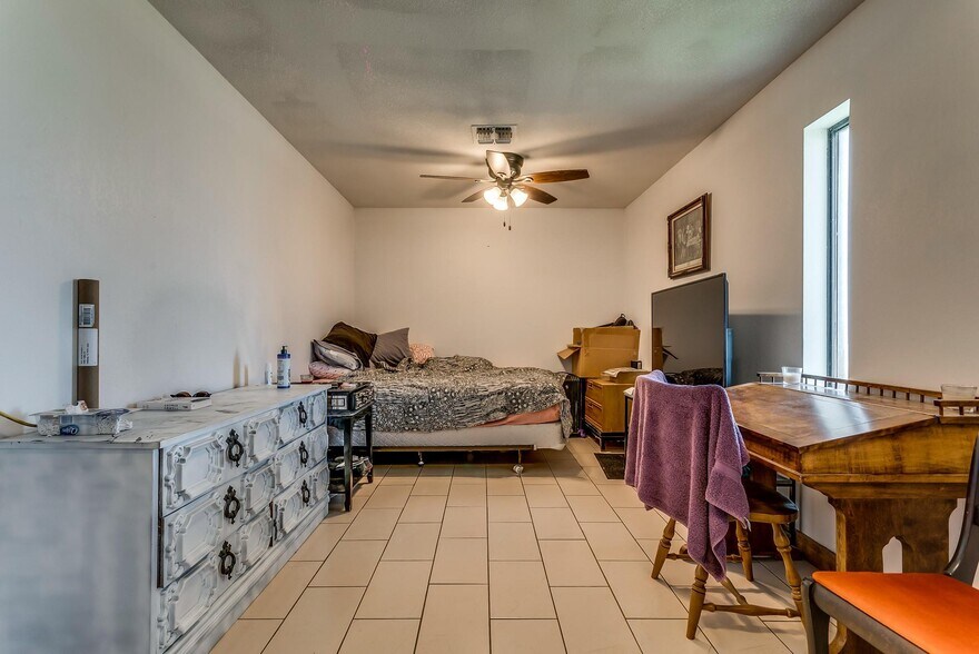 More Photos Of 220 W Lipan Dr, Lipan Religious Facility For Sale